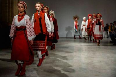 Дефіле в українських костюмах на Українському тижні моди у Мистецькому Арсеналі